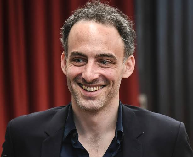 Raphaël Glucksmann et Carla Bruni, aucun lien sentimental publiquement confirmé
